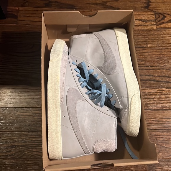 Nike Shoes - Blazer Mid '77 Premium Sneaker
NIKE DO9787-001 Mens 7/Women’s 8.5